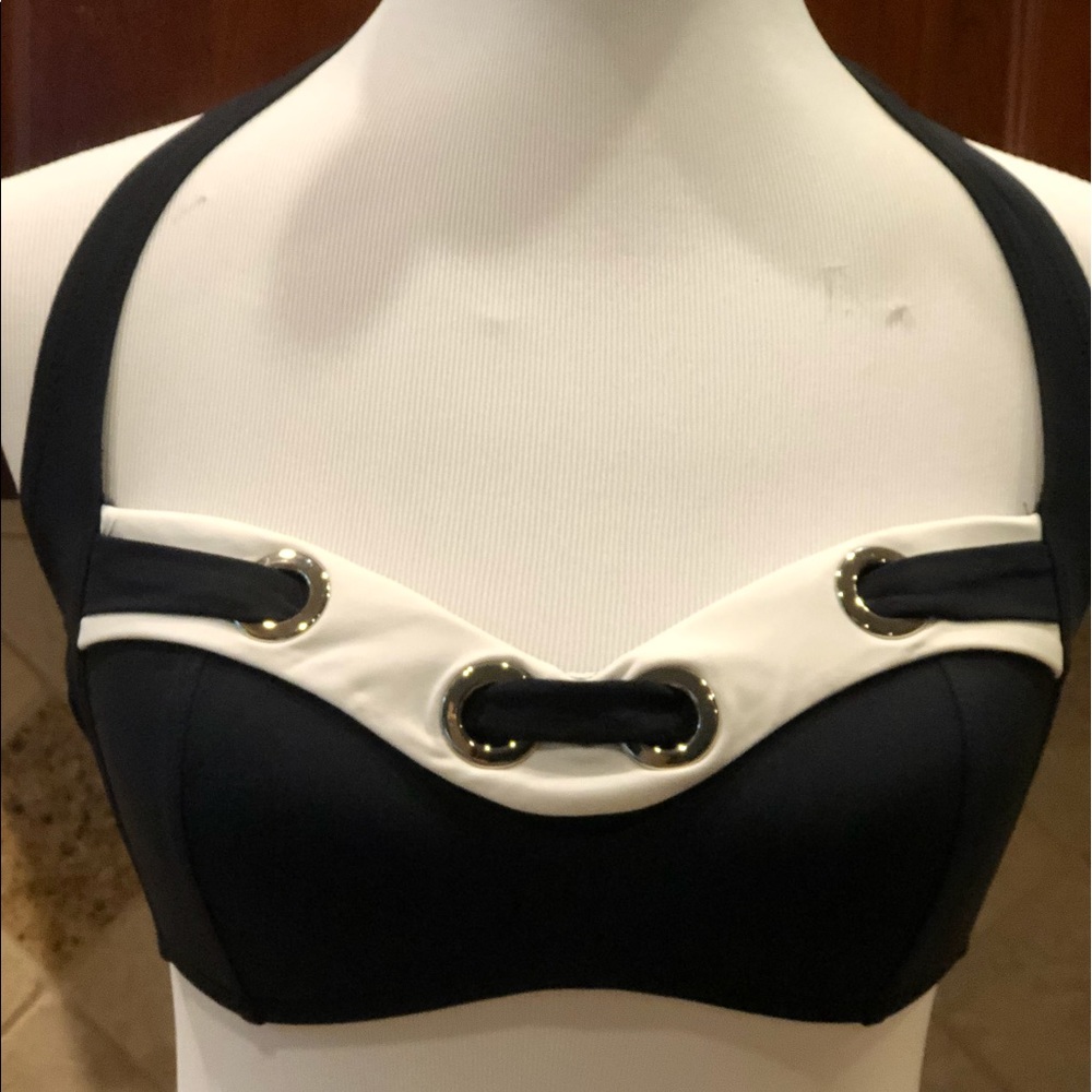 ❌SOLD❌Classy Black & White Padded Bikini Top